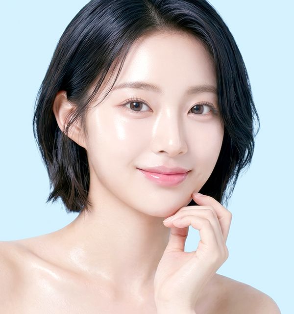 아기주사 시술 후 맑고 생기 있는 피부 톤을 보여주는 여성 모델