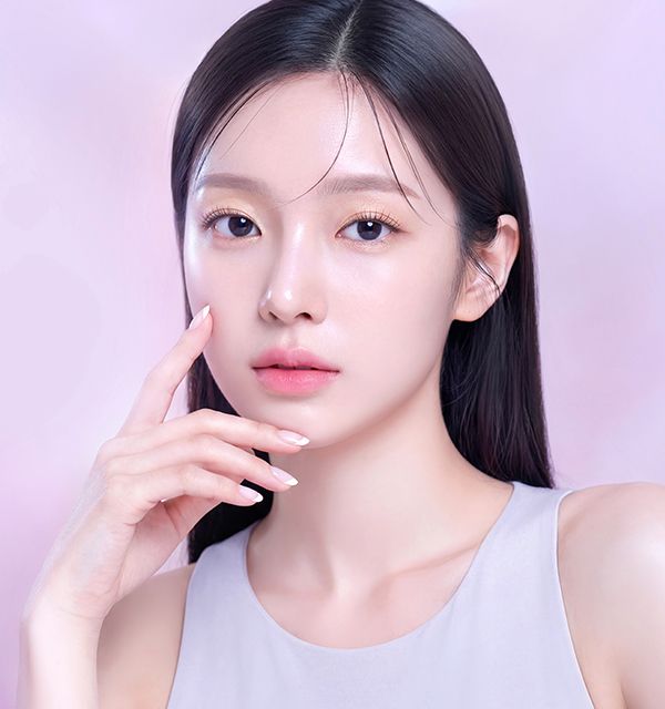 고우리 시술 후 볼륨감 있고 탄력 있는 피부를 보여주는 여성 모델