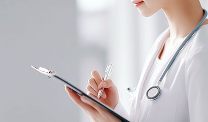 고우리 시술 전 피부 상태와 볼륨 저하 부위를 진단하는 이미지